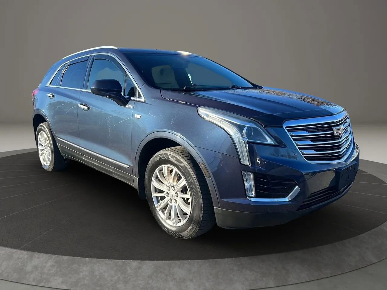 Used 2019 Cadillac XT5 FWD image 3