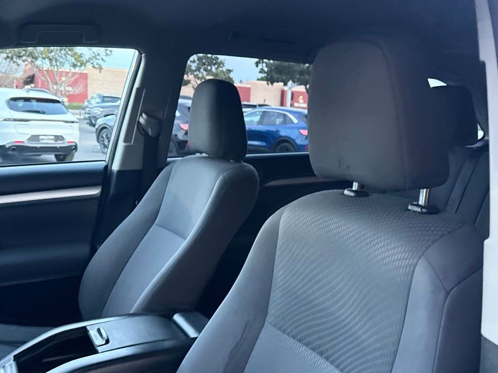 Used 2018 Toyota Highlander LE w/ Carpet Mat Package (TMS) FWD image 13