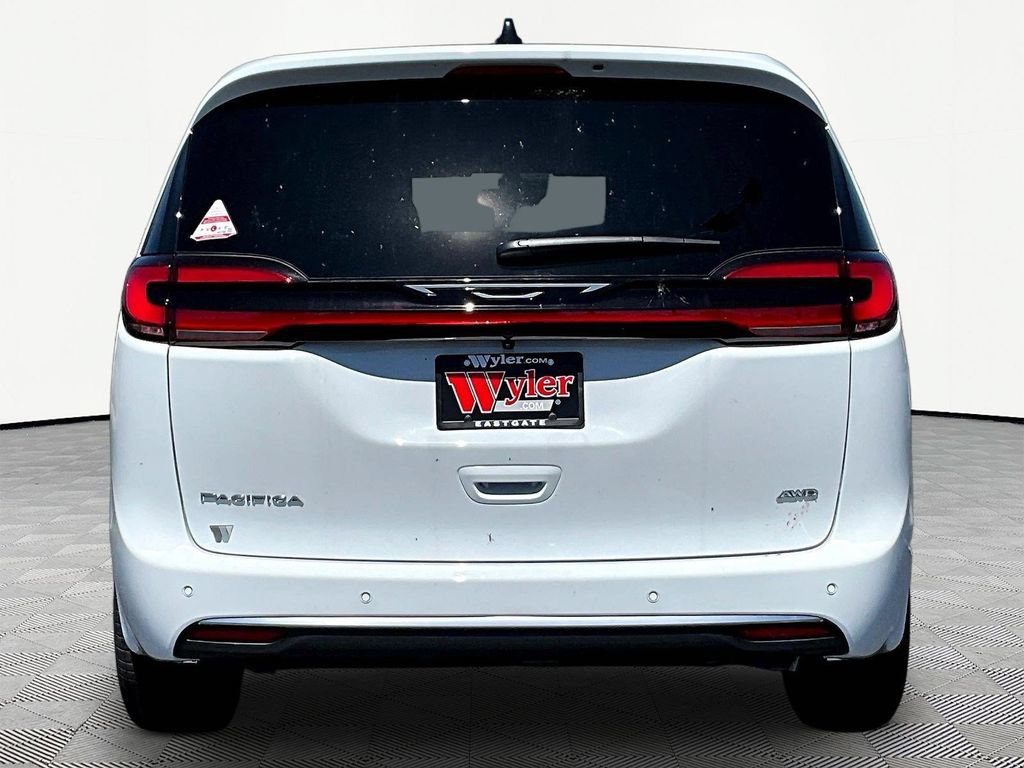 New 2027 Chrysler Pacifica Select w/ Family Tech Group AWD/4WD image 5