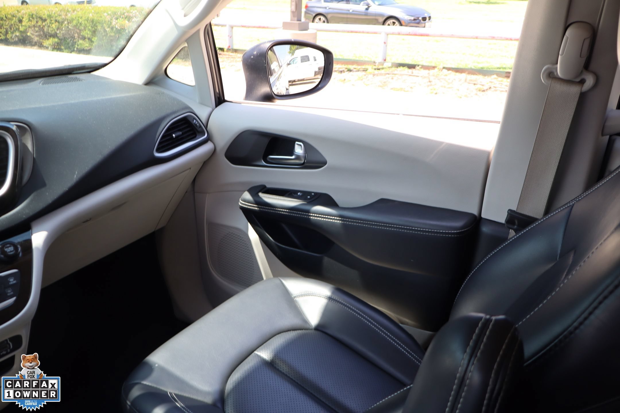Used 2023 Chrysler Pacifica Touring-L FWD image 24