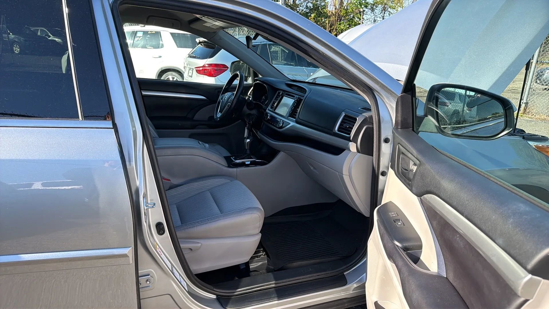 Used 2017 Toyota Highlander AWD V6 image 25