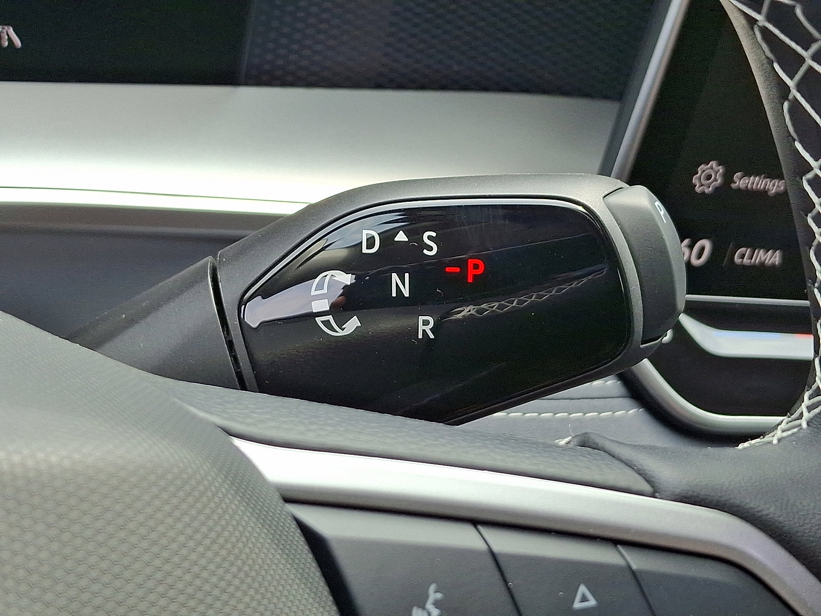 New 2025 Volkswagen Tiguan SE image 9