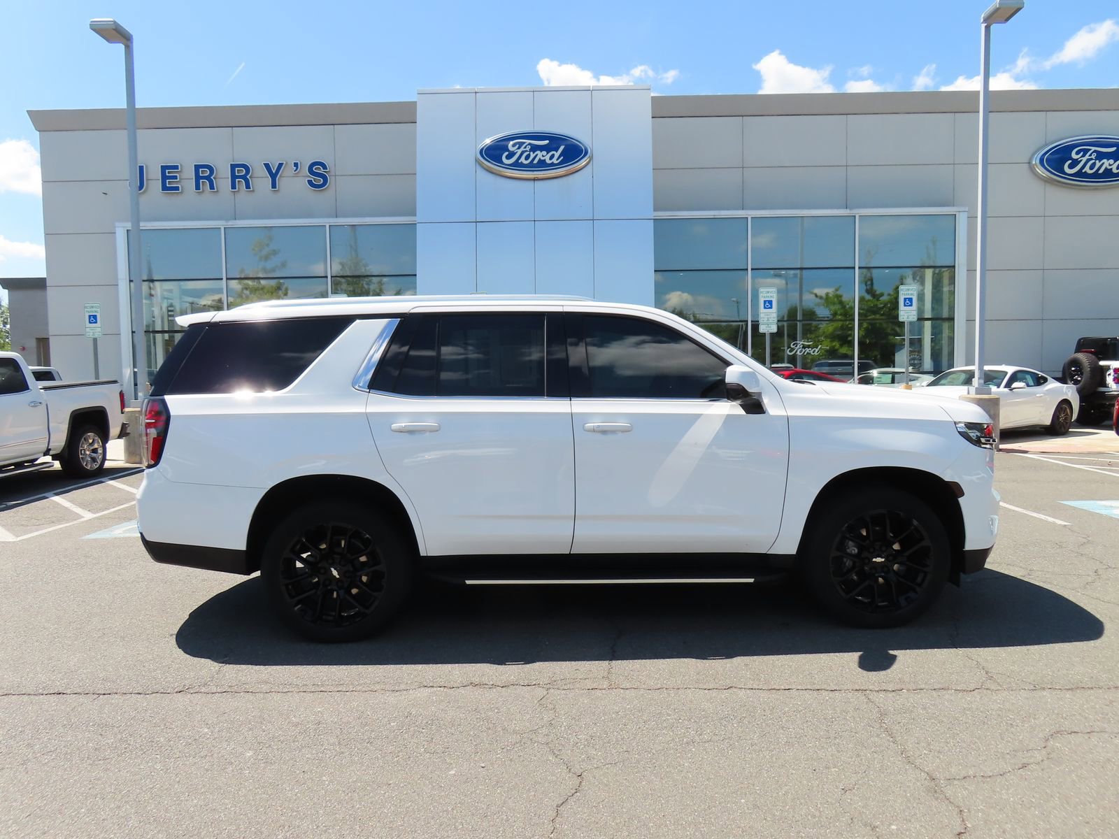 Used 2022 Chevrolet Tahoe LT w/ Luxury Package AWD/4WD image 4
