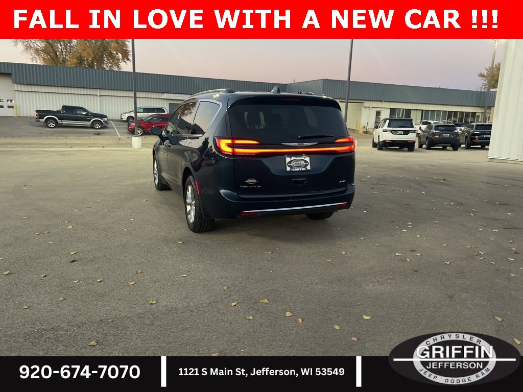 Used 2022 Chrysler Pacifica Touring-L image 13