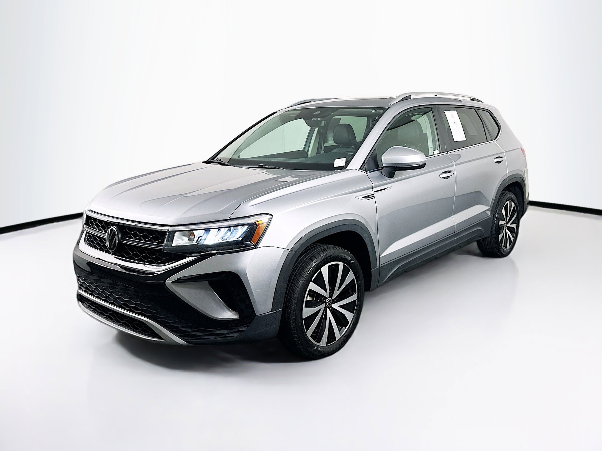 Used 2024 Volkswagen Taos SE FWD image 3