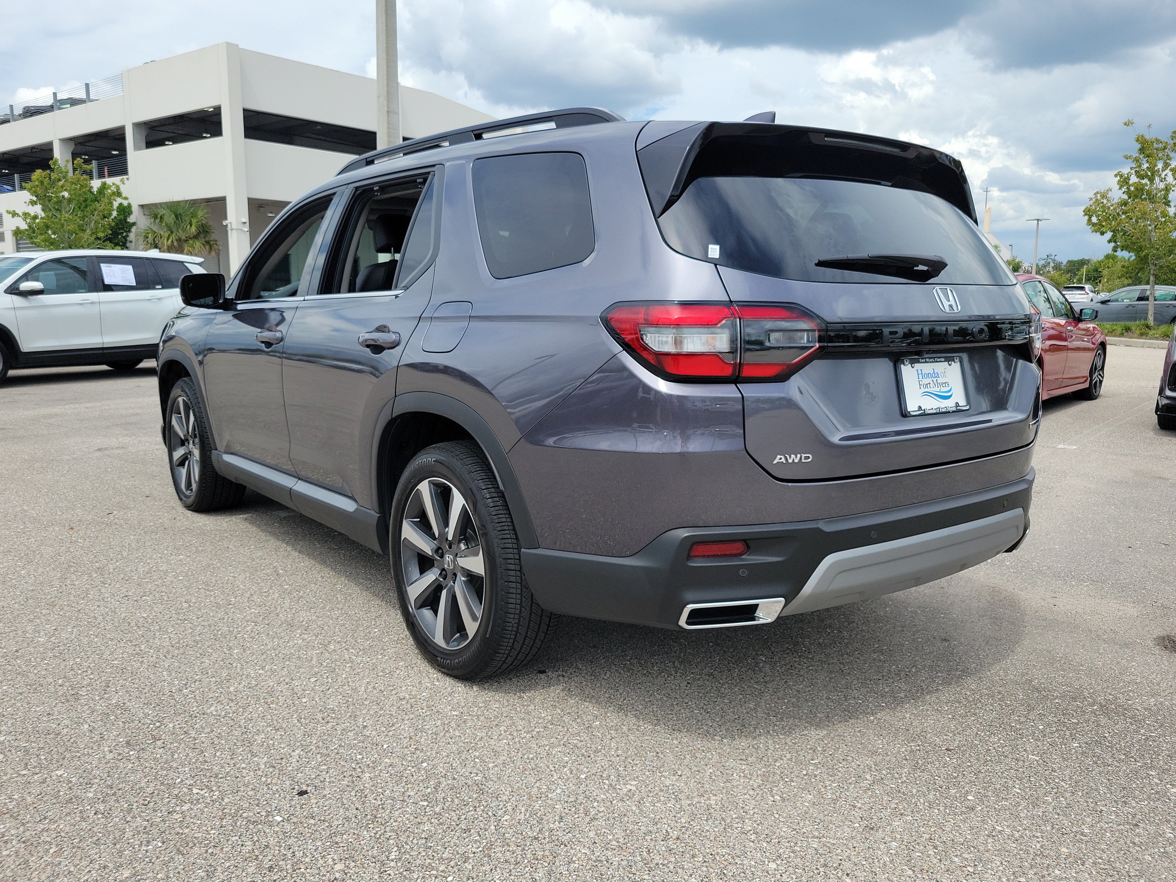 Used 2025 Honda Pilot Touring image 4
