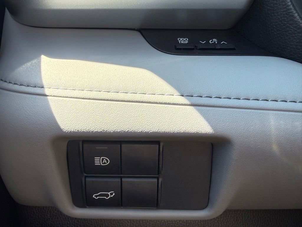 Used 2021 Toyota Highlander LE AWD/4WD image 30