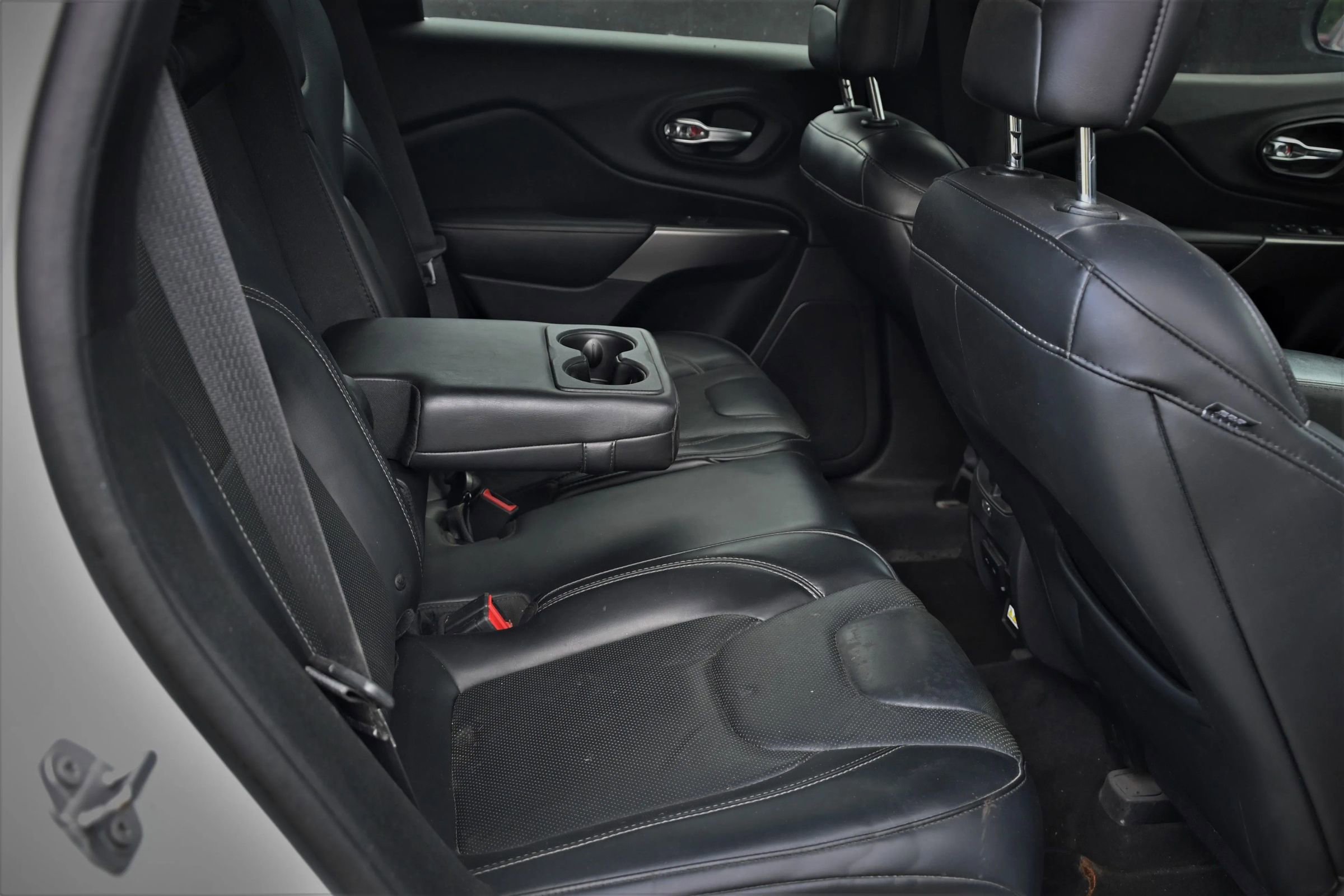 Used 2019 Jeep Cherokee Limited FWD image 12