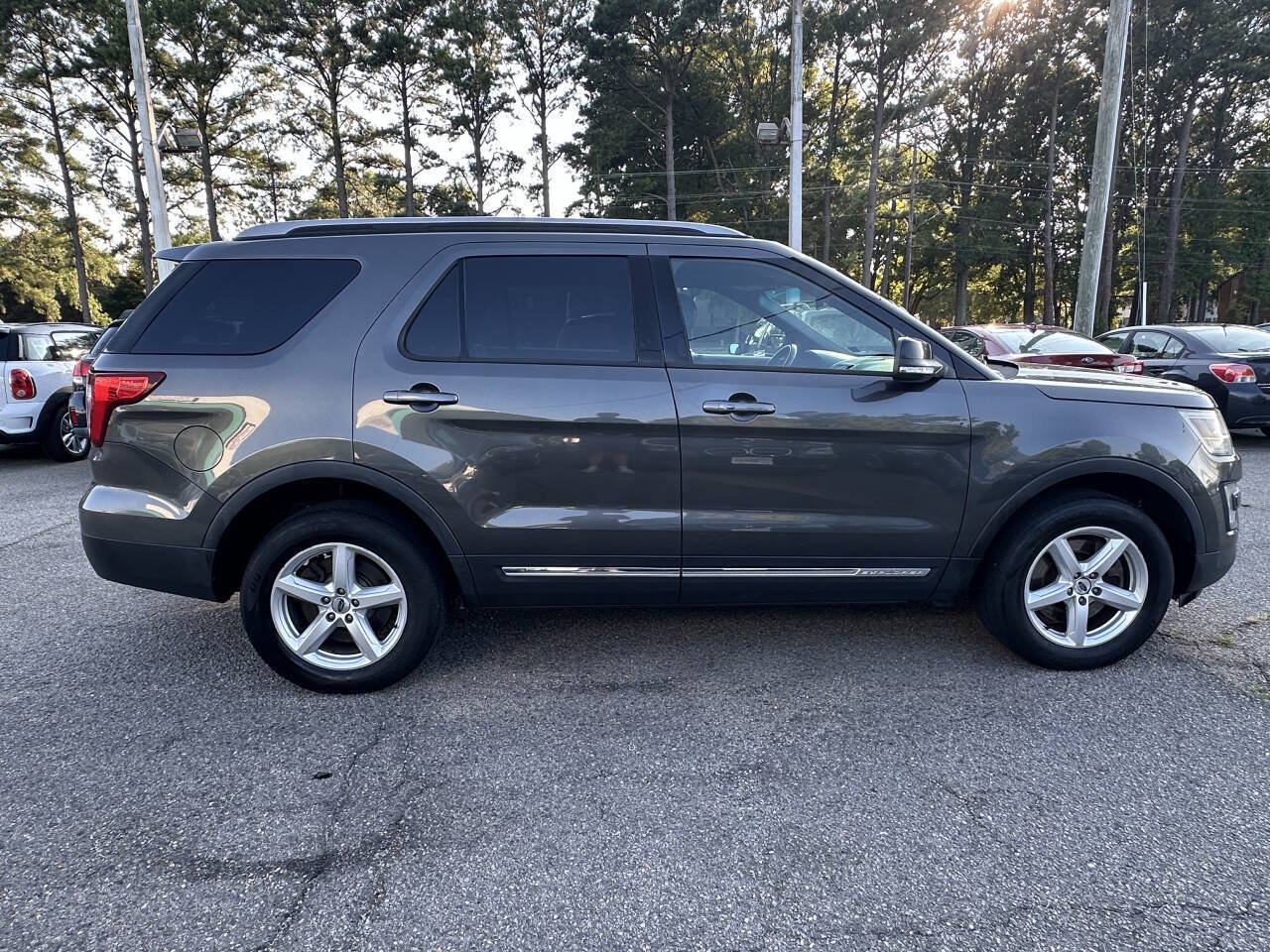 Used 2016 Ford Explorer XLT w/ Equipment Group 202A AWD/4WD image 7