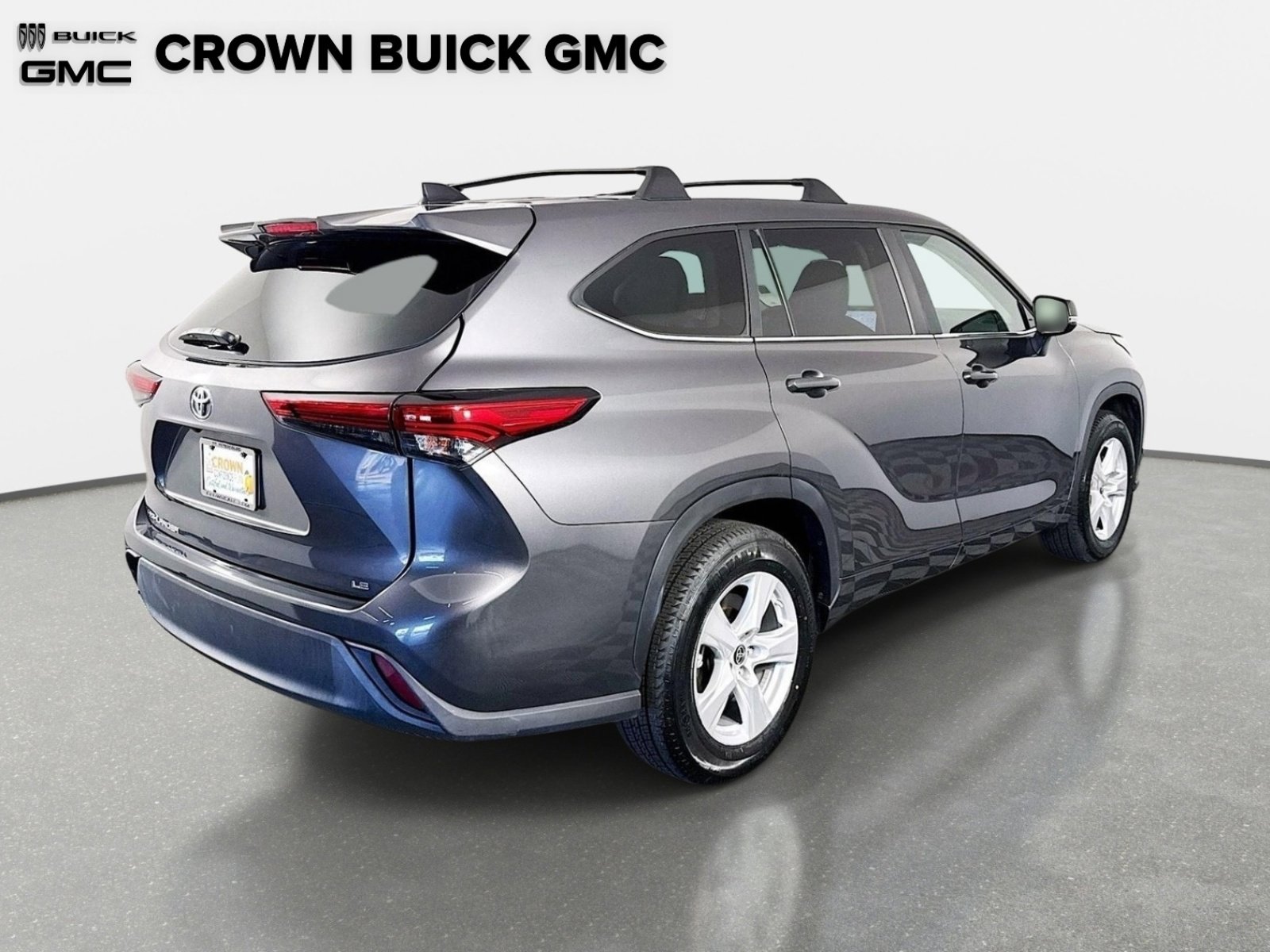 Used 2023 Toyota Highlander LE FWD image 6