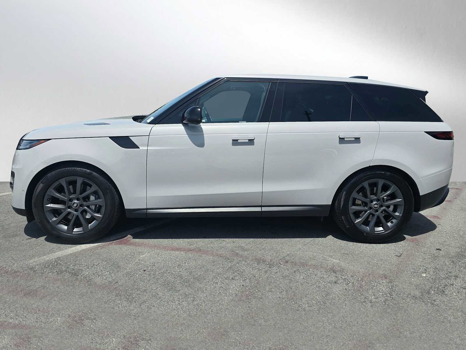 Used 2025 Land Rover Range Rover Sport AWD/4WD image 2