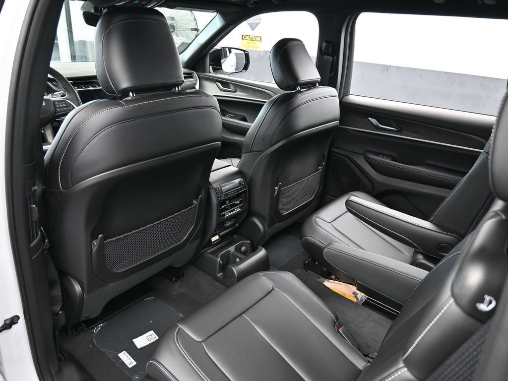 Used 2025 Jeep Grand Cherokee L Limited w/ Black Appearance Package AWD/4WD image 28