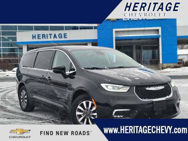 Used 2024 Chrysler Pacifica Select image 1