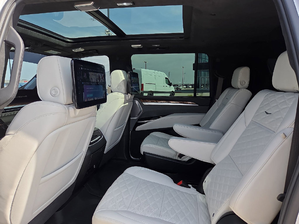 Used 2025 Cadillac Escalade ESV Sport Platinum AWD/4WD image 13