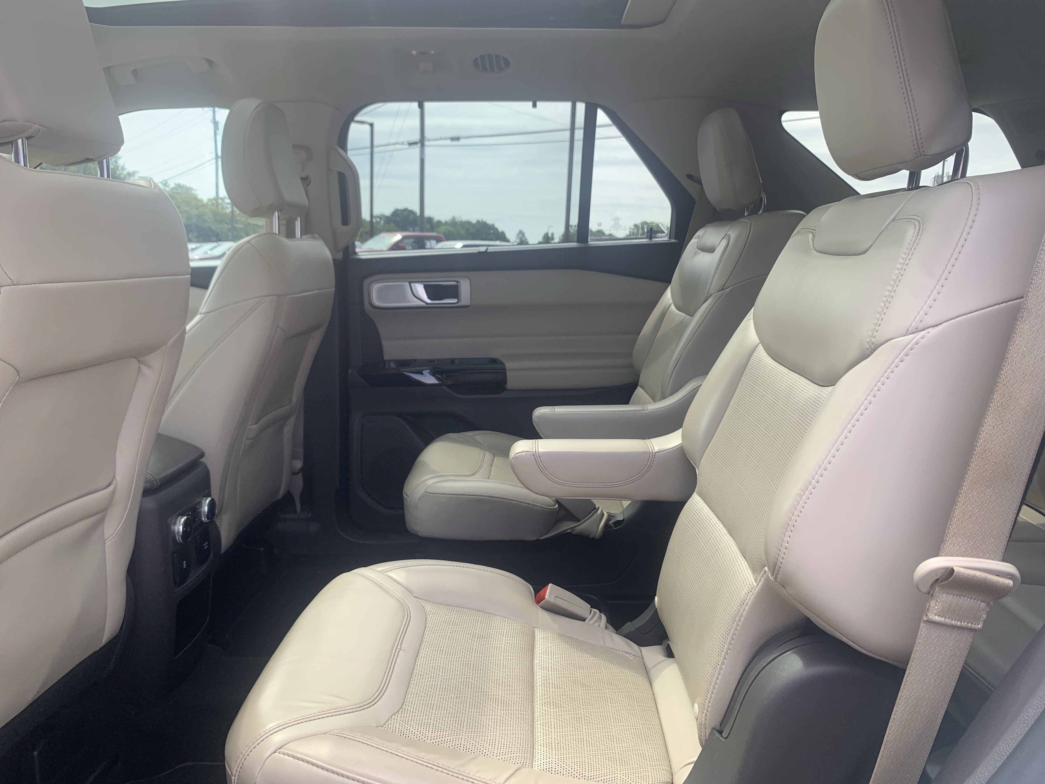 Used 2021 Ford Explorer Platinum w/ Equipment Group 601A AWD/4WD image 32