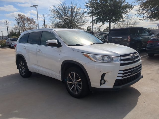 Used 2017 Toyota Highlander XLE w/ Carpet Mat Package image 3