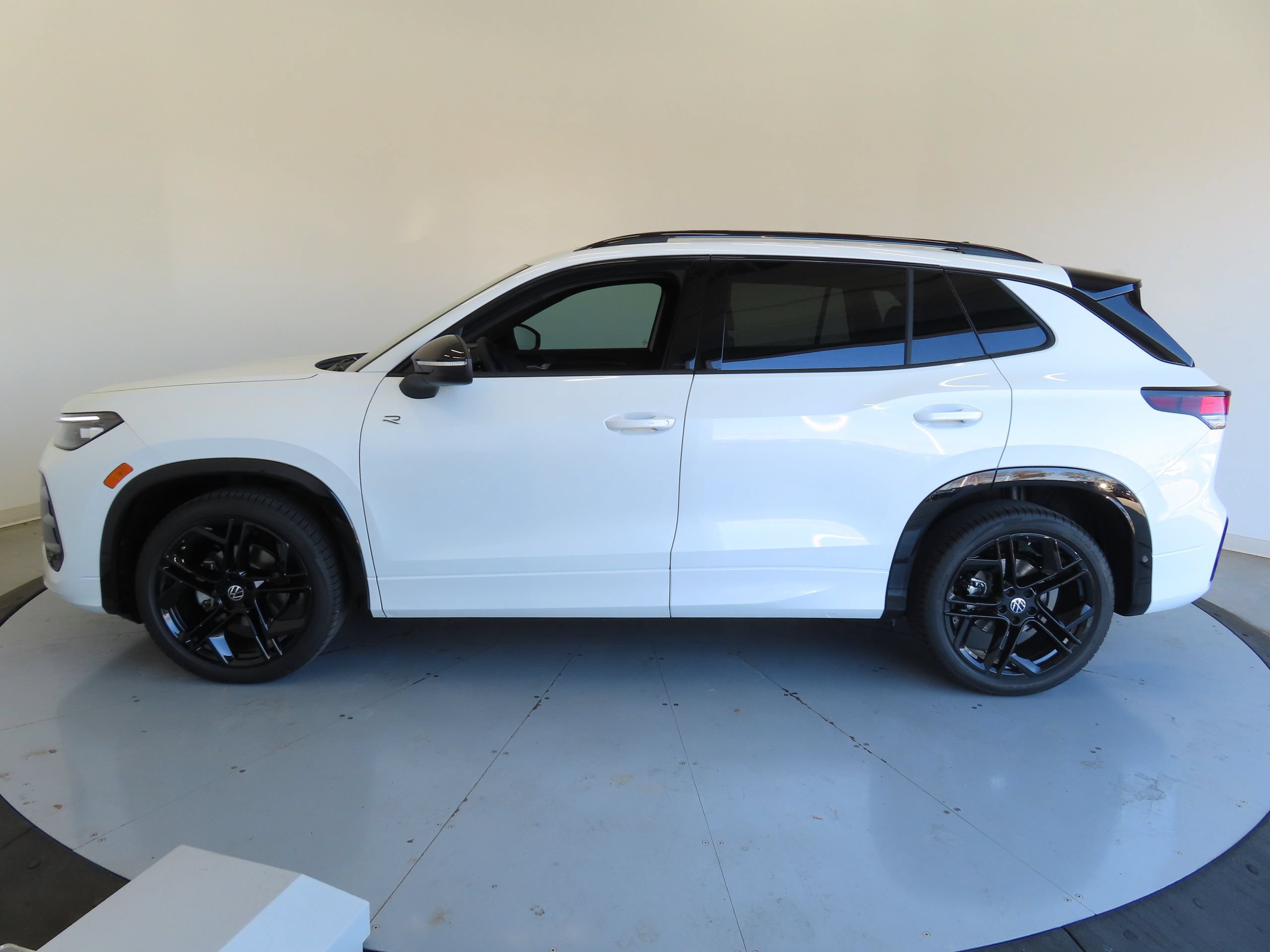 New 2026 Volkswagen Tiguan SE R-Line FWD image 7