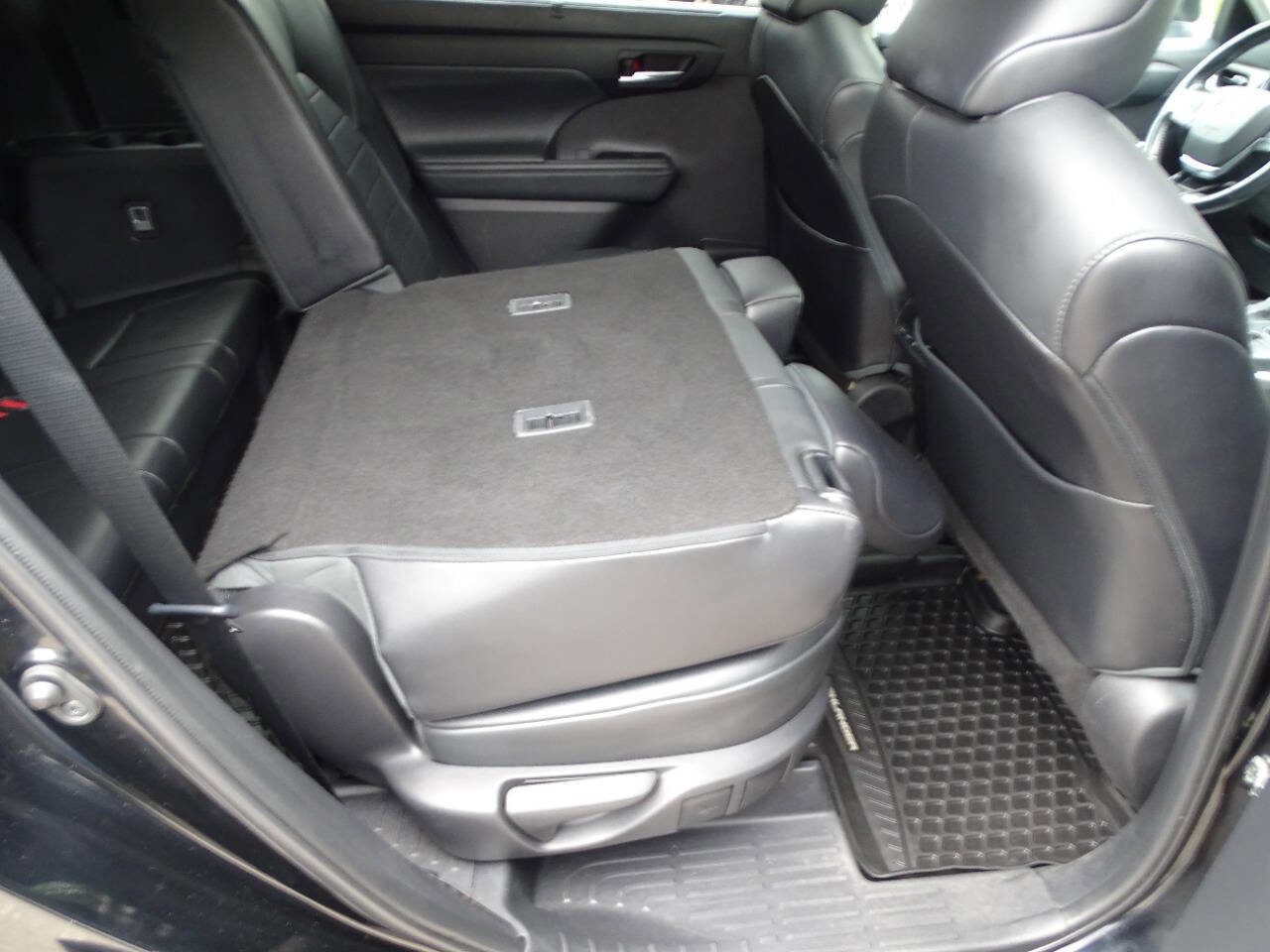 Used 2021 Toyota Highlander XLE image 42