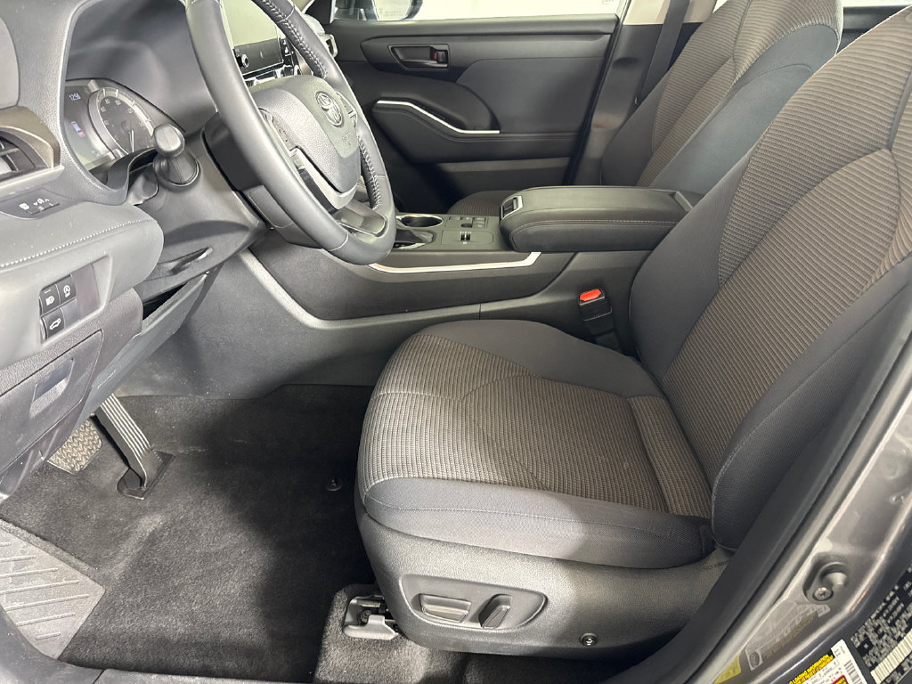 Used 2023 Toyota Highlander LE FWD image 9
