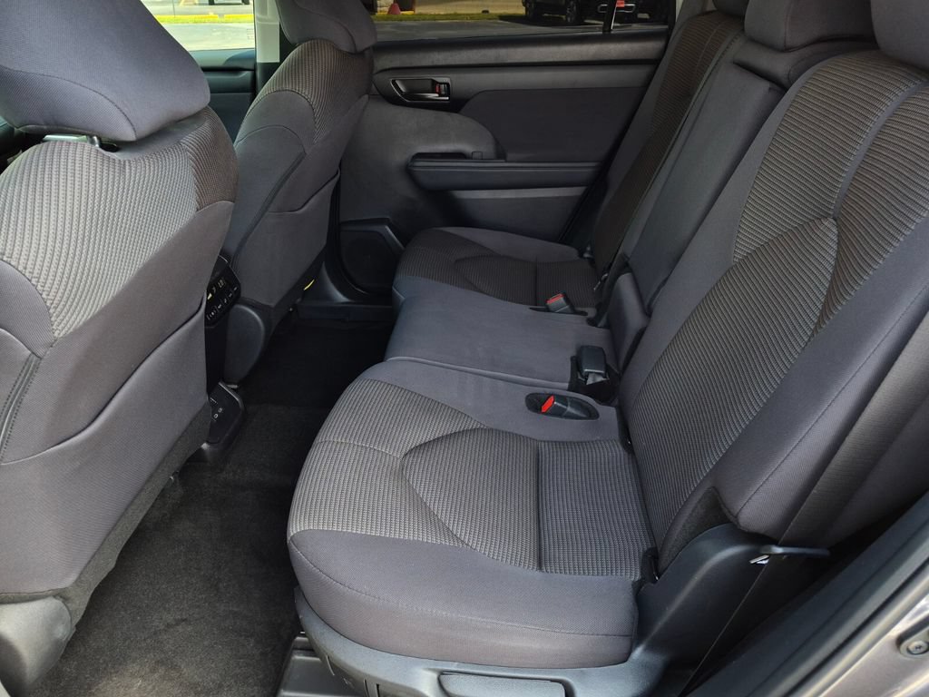 Used 2025 Toyota Highlander LE FWD image 33