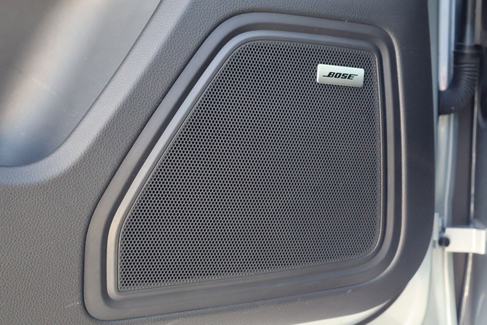 Certified 2025 Porsche Macan image 14