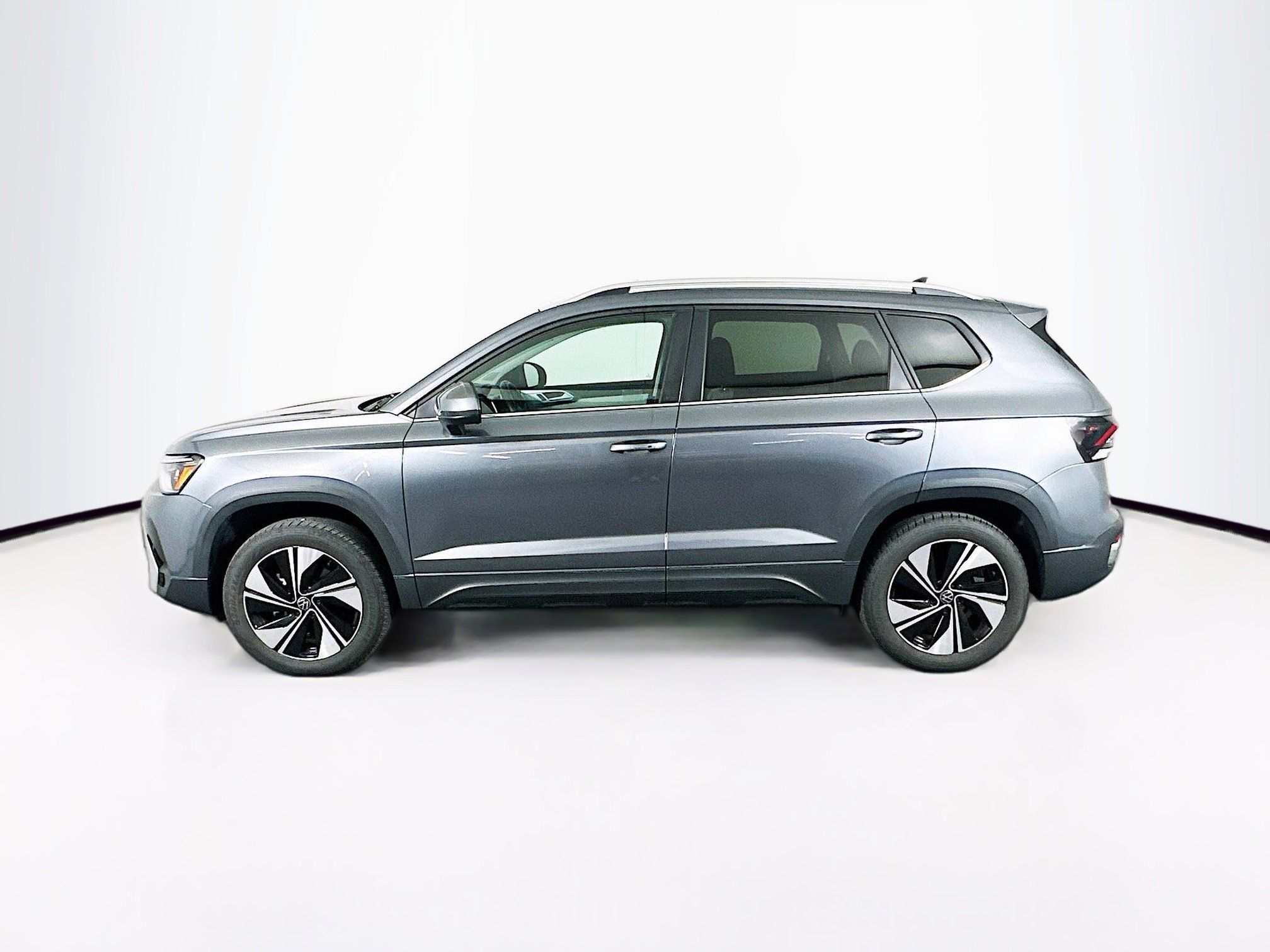 Used 2025 Volkswagen Taos SE AWD/4WD image 4