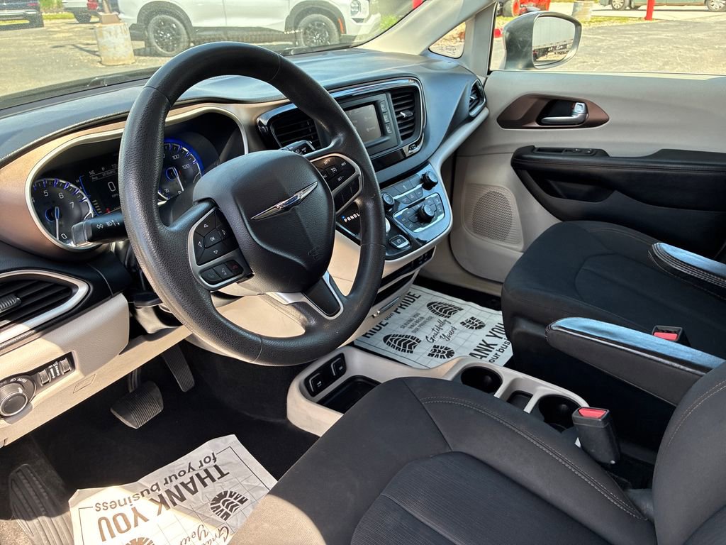 Used 2017 Chrysler Pacifica Touring FWD image 15