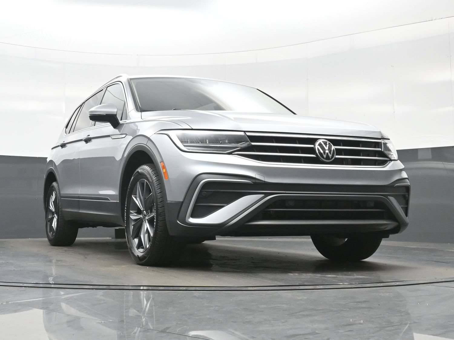 Used 2022 Volkswagen Tiguan SE AWD/4WD image 32