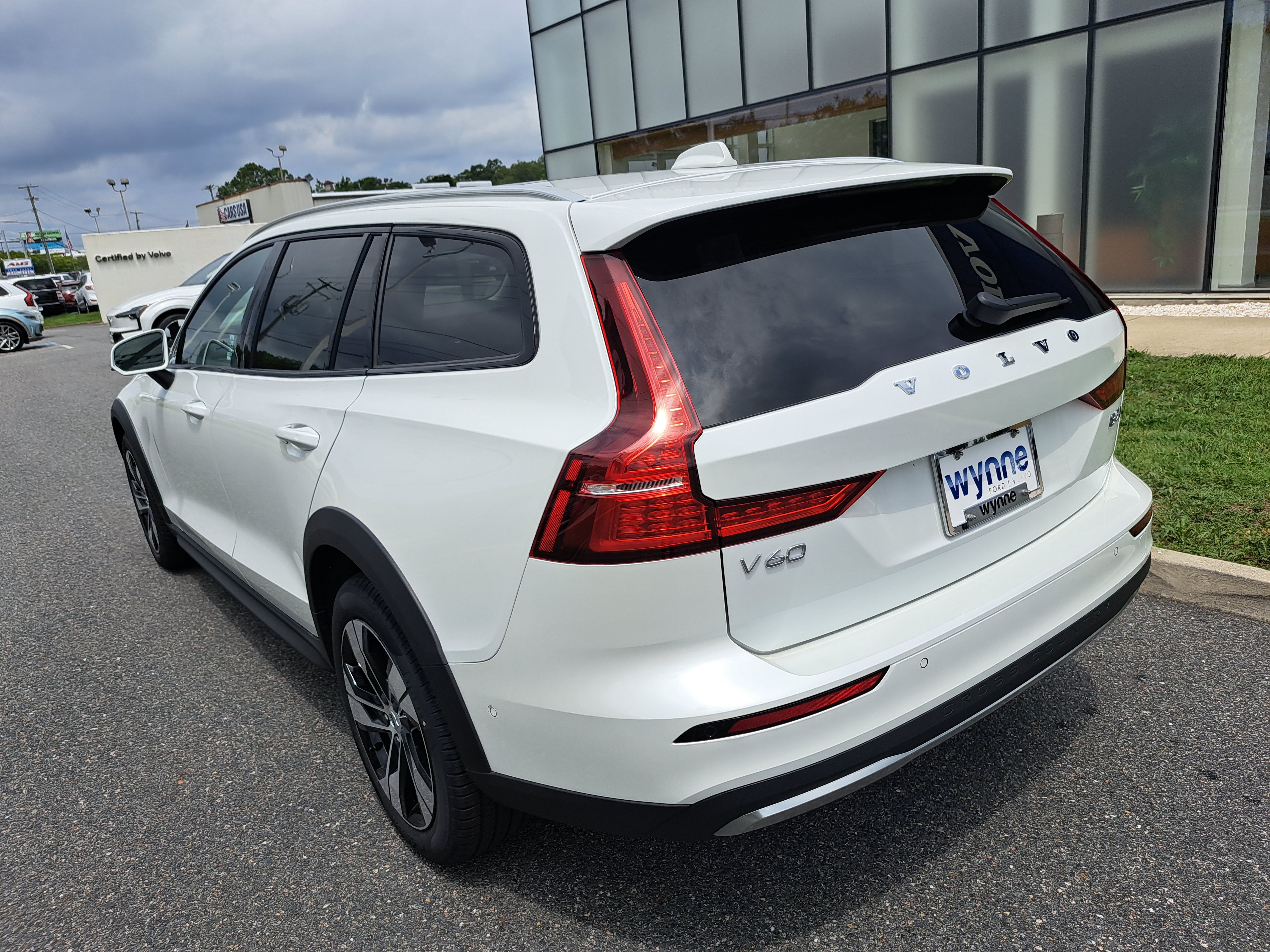 New 2026 Volvo V60 B5 Cross Country Plus w/ Climate Package AWD/4WD image 4