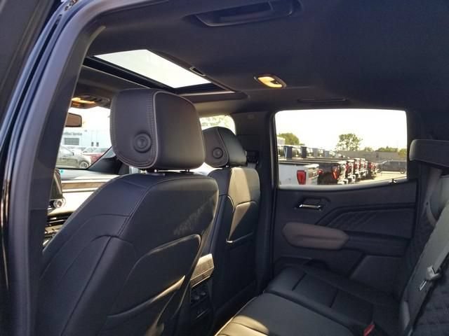 New 2026 GMC Canyon Denali w/ LPO, Denali Black Edition AWD/4WD image 9