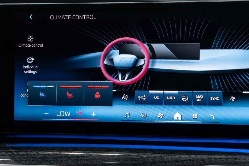 Used 2023 BMW 760i xDrive AWD/4WD image 33