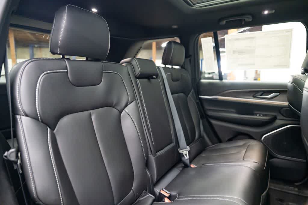 New 2026 Jeep Grand Cherokee Limited w/ Limited Altitude Package AWD/4WD image 33