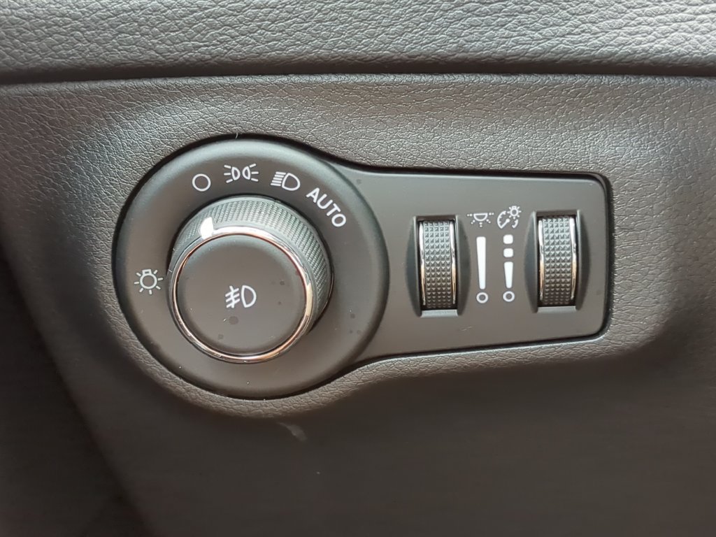 Used 2018 Jeep Compass Latitude w/ Cold Weather Group AWD/4WD image 27
