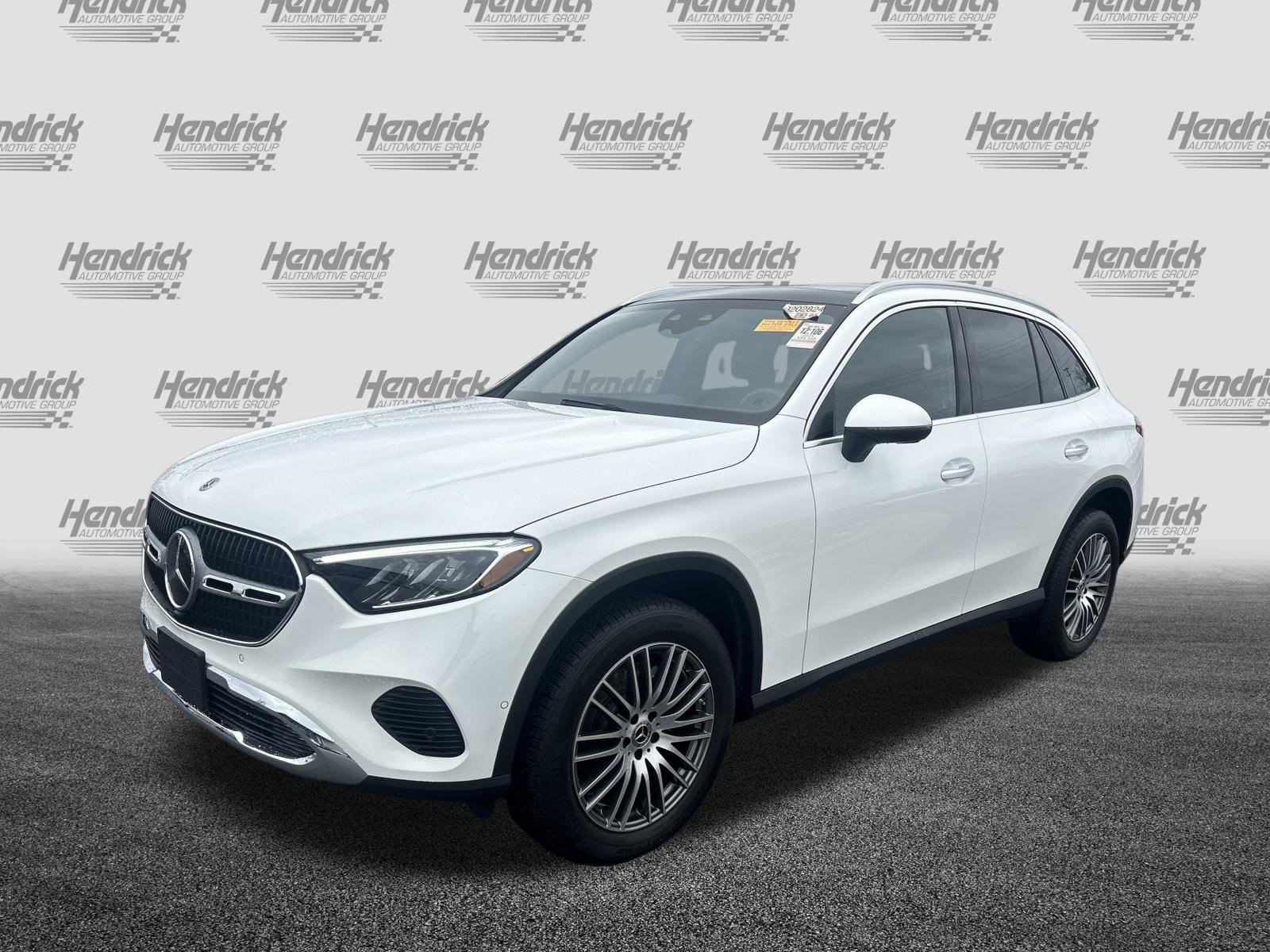 Used 2025 Mercedes-Benz GLC 300 4MATIC w/ Driver Assistance Package image 5