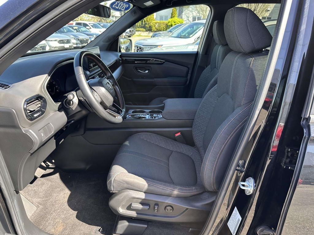 Used 2023 Honda Pilot Sport image 11