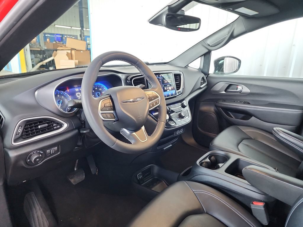 Used 2025 Chrysler Pacifica Select FWD image 14