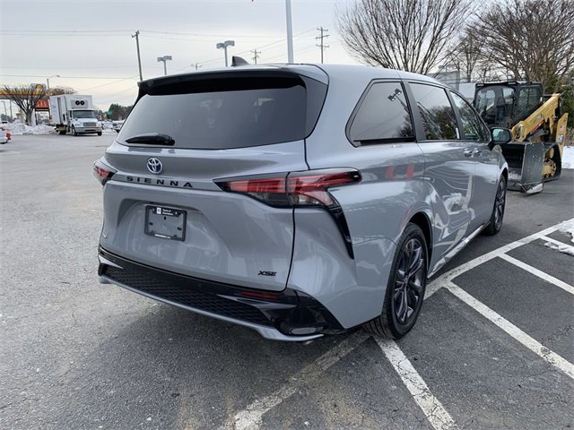 Used 2025 Toyota Sienna XSE image 8