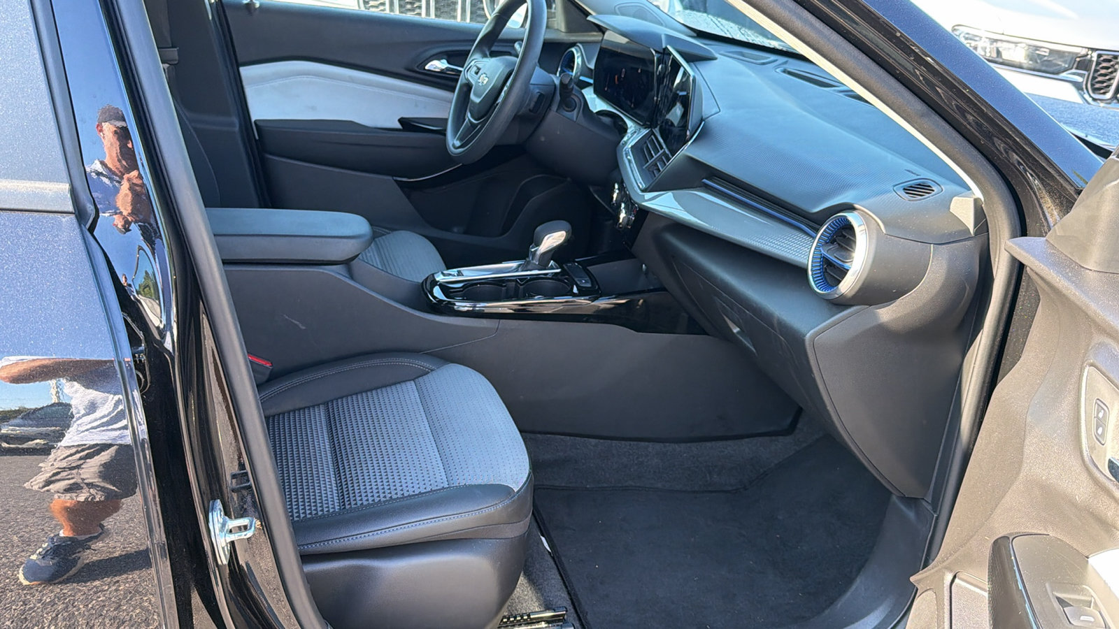Used 2025 Chevrolet Trax LT FWD image 19
