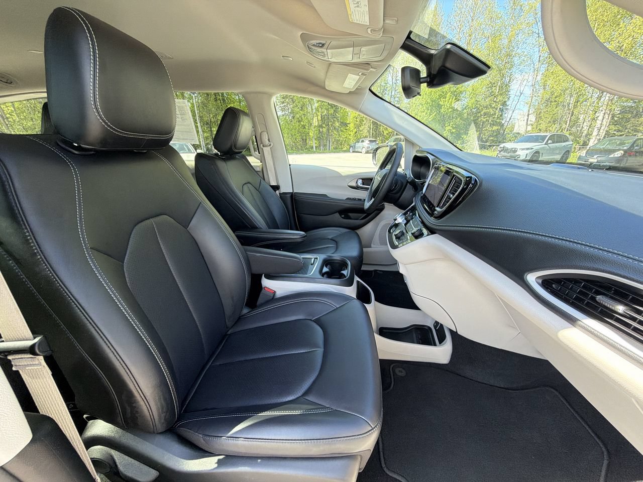 Used 2024 Chrysler Pacifica Limited FWD image 19