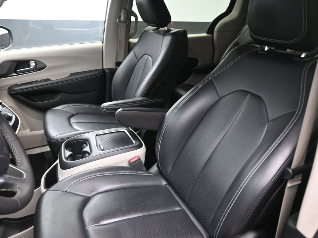 Used 2023 Chrysler Pacifica Touring-L image 33