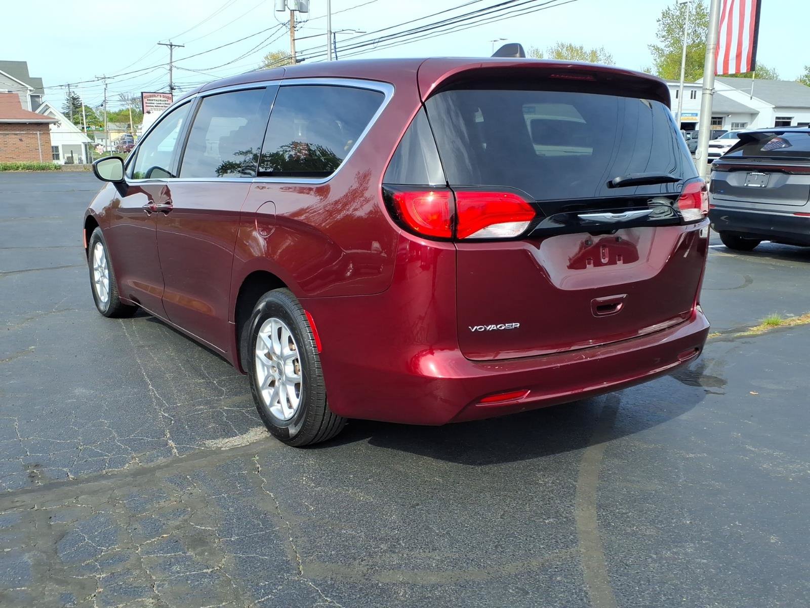 Certified 2022 Chrysler Voyager LX FWD image 5