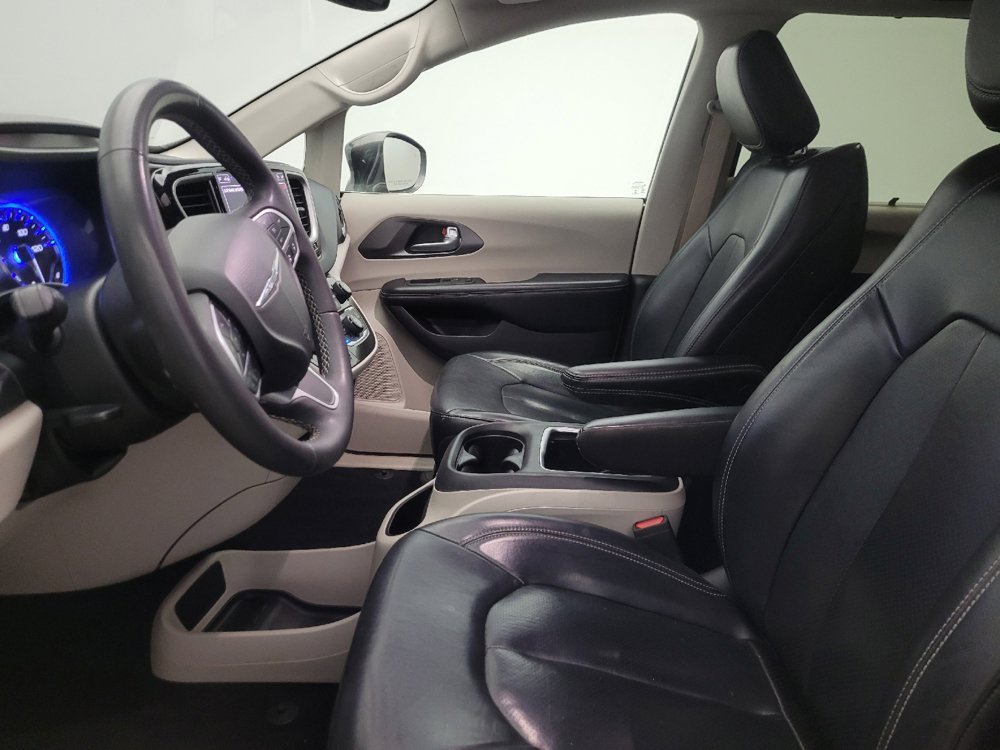 Used 2022 Chrysler Pacifica Touring-L FWD image 17