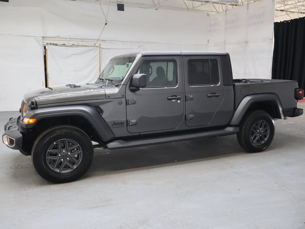 Used 2025 Jeep Gladiator Sport AWD/4WD image 4