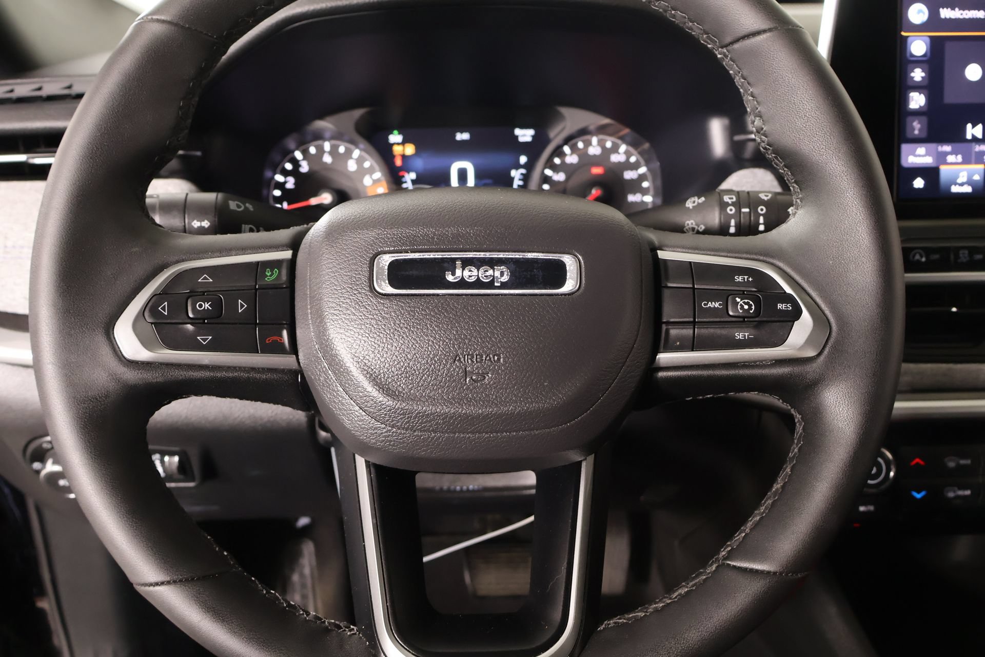Used 2026 Jeep Compass Latitude AWD/4WD image 3