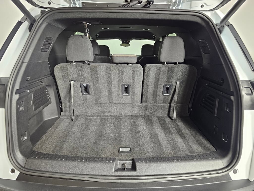 Used 2025 Chevrolet Traverse LT w/ Driver Confidence Package FWD image 14