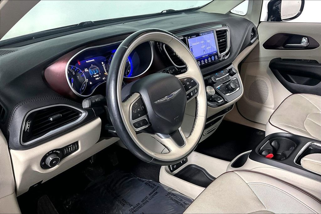 Used 2017 Chrysler Pacifica Limited w/ UConnect Theater Package FWD image 13