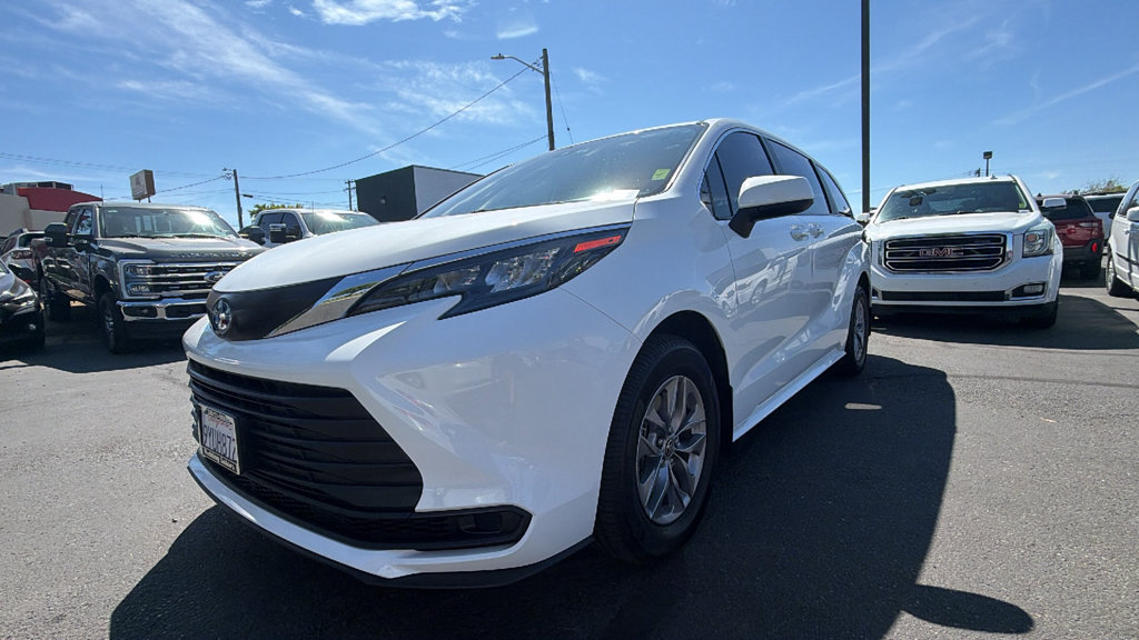 Used 2025 Toyota Sienna LE FWD image 9