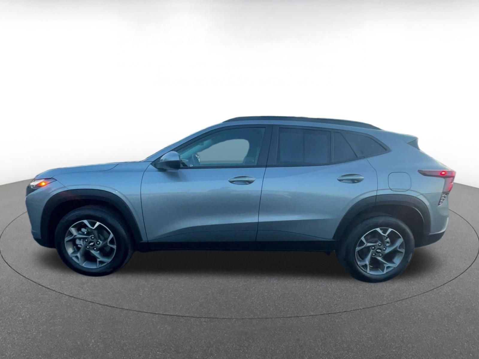 Used 2025 Chevrolet Trax LT w/ LT Convenience Package image 9