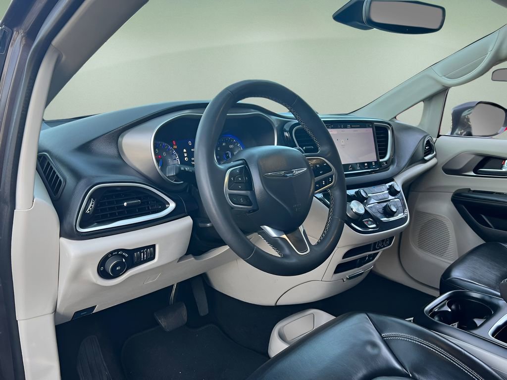 Used 2022 Chrysler Pacifica Touring-L image 11