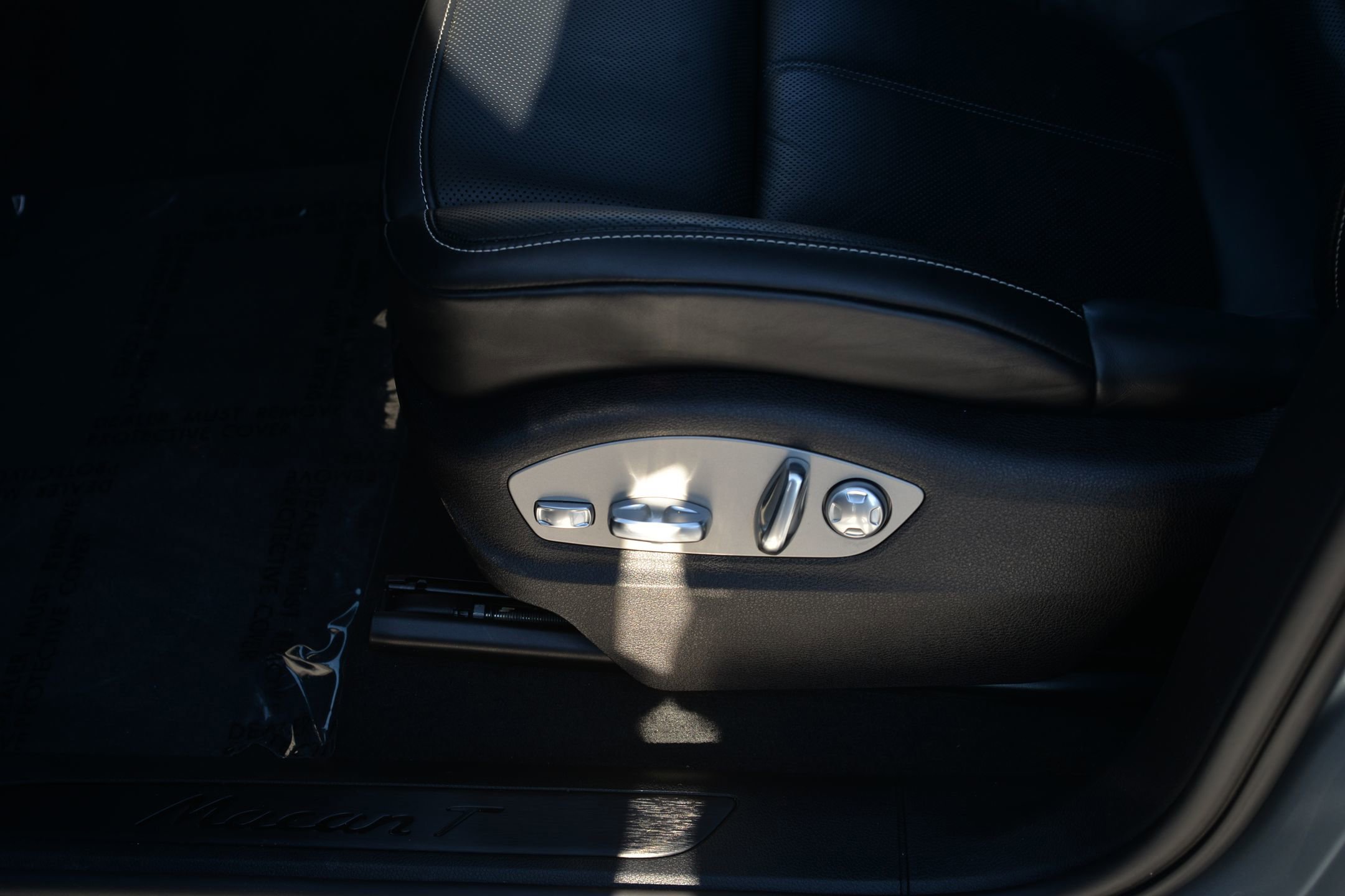 Certified 2024 Porsche Macan Turbo image 27